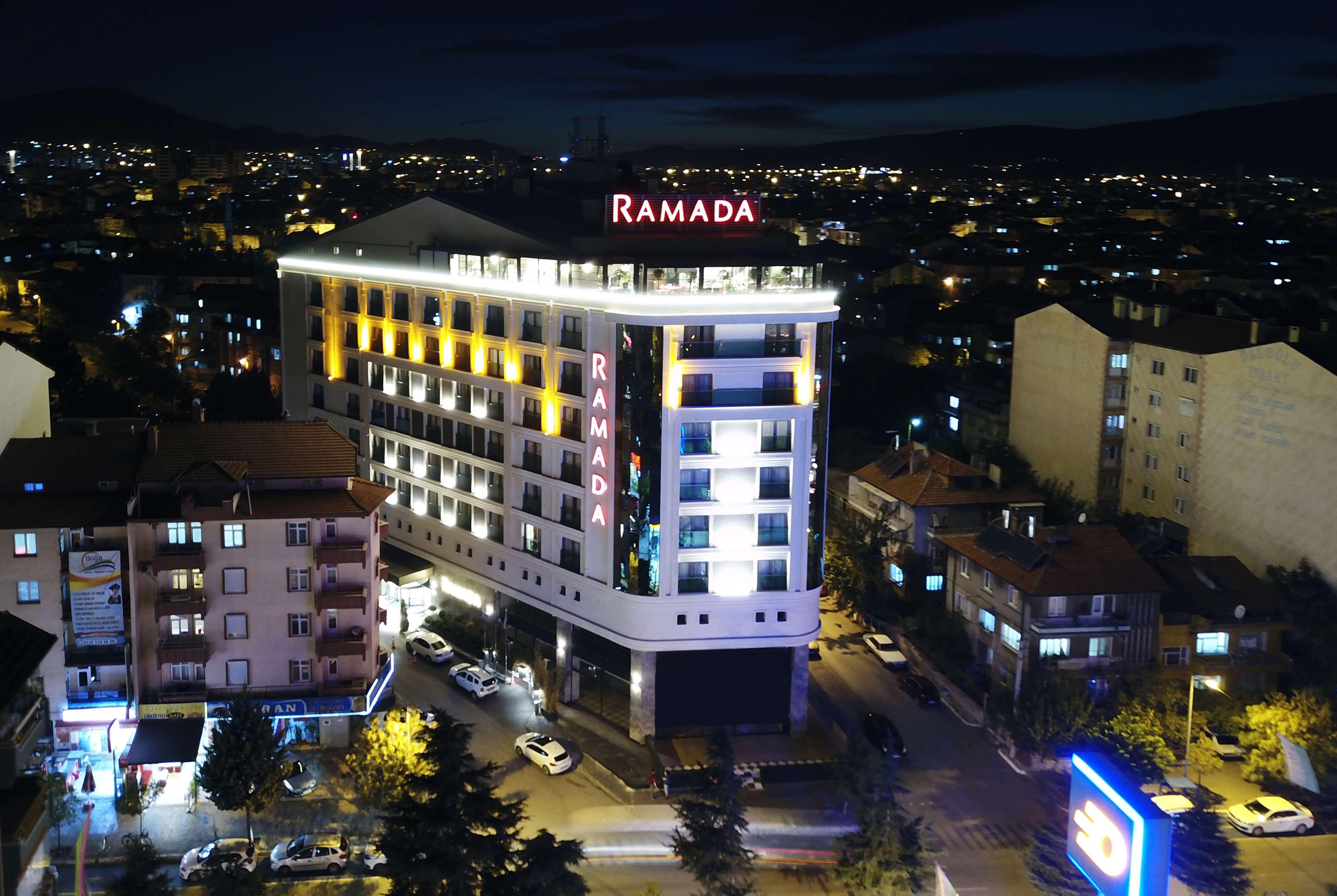 Ramada By Wyndham איספרטה מראה חיצוני תמונה